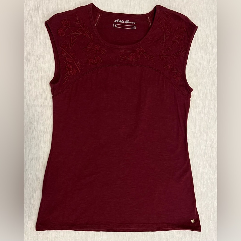 Eddie Bauer Fitted Sleeveless Embroidered Top Women’s Medium Burgandy